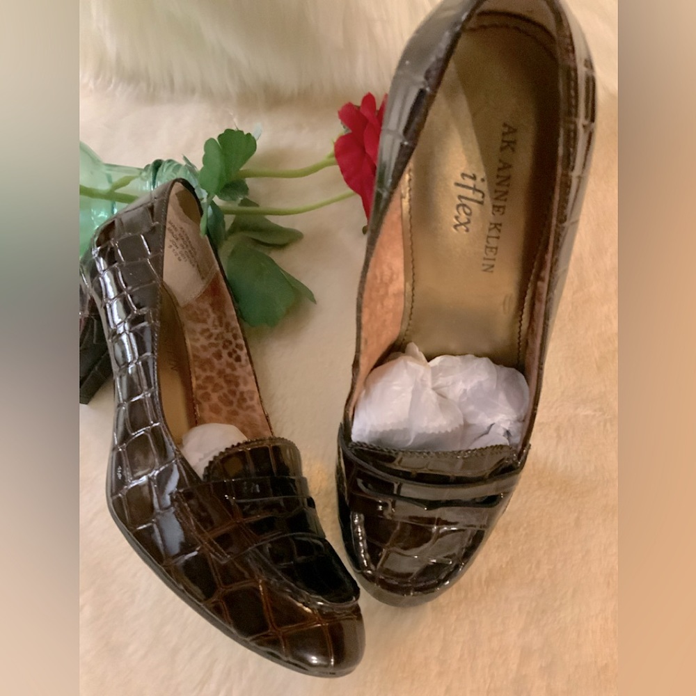 Anne Klein slightly worn - Brown heeled penny loafer look pumps. Sz 5.5
